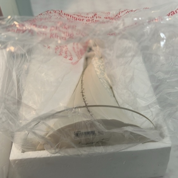 🆕Gina Free-hill collection Wedding EMBRACE CAKE TOPPER Polyresin Bride Groom - Picture 9 of 13